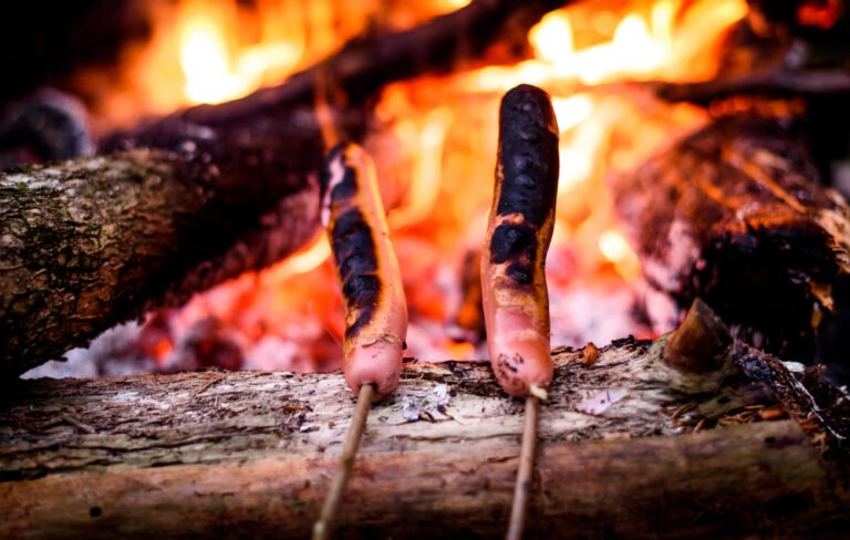 deux saucisses grillées au feu de bois